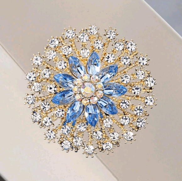 Jewelry - Rhinestone Crystal Gold Tone Large Shiny Sparkly Starburst Brooch Pin